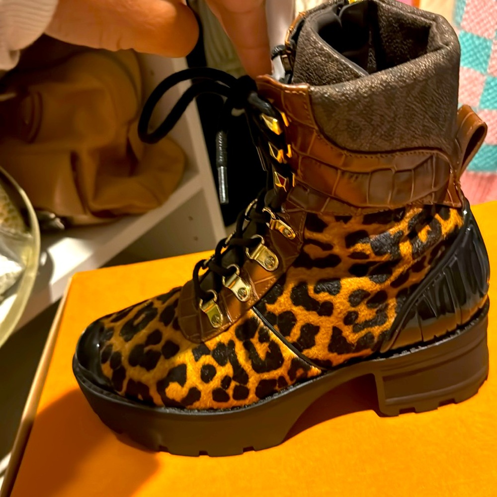 Micheal Kors Combat Boot size 6